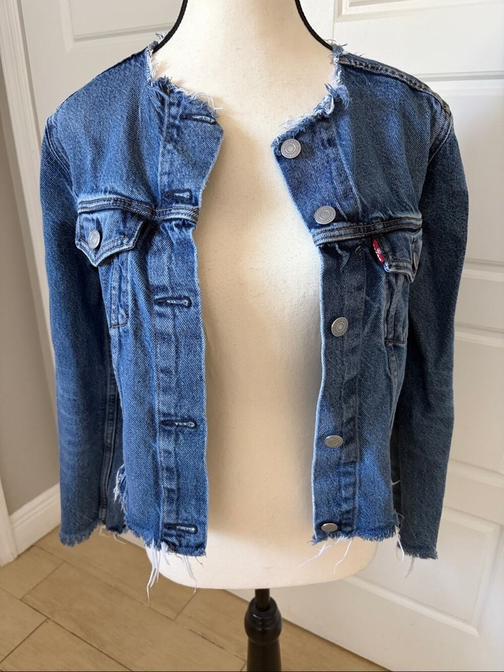 Levi's Women's Collarless Trucker Jacket
Distressed Blue Denim Frayed Hem sz XS